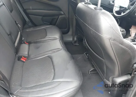 2018 Jeep Compass Latitude 4X4 z USA, uszkodzony, nr VIN 3C4NJDBB4JT117805